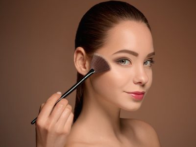 El truco de la tijera para el maquillaje perfecto: llevá tu contouring a otro nivel con este paso a paso