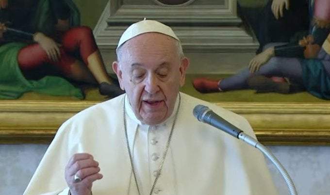 Captura de pantalla del "streaming" del rezo del Ángelus del Papa de este domingo, ofrecido desde su estudio