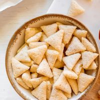 Con una papa y un poco de maicena: hacé estos snacks que son un golazo para sumar a tus picadas