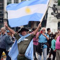 Argentina congela precios de 60 productos básicos y tarifas de transporte, luz y gas
