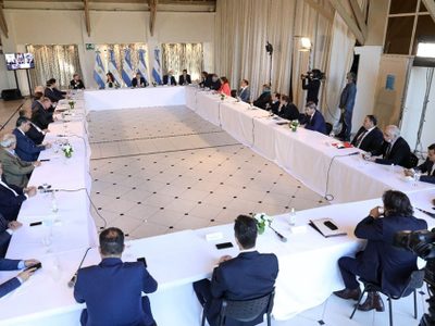 Apoyo de Carreras ante las negociaciones con los acreedores