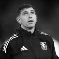 Se encienden las alarmas: el Dibu Martínez salió lesionado en el empate del Aston Villa