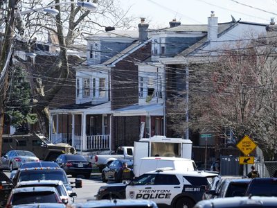 Sospechoso de matar tres personas en Pensilvania se atrinchera en una vivienda