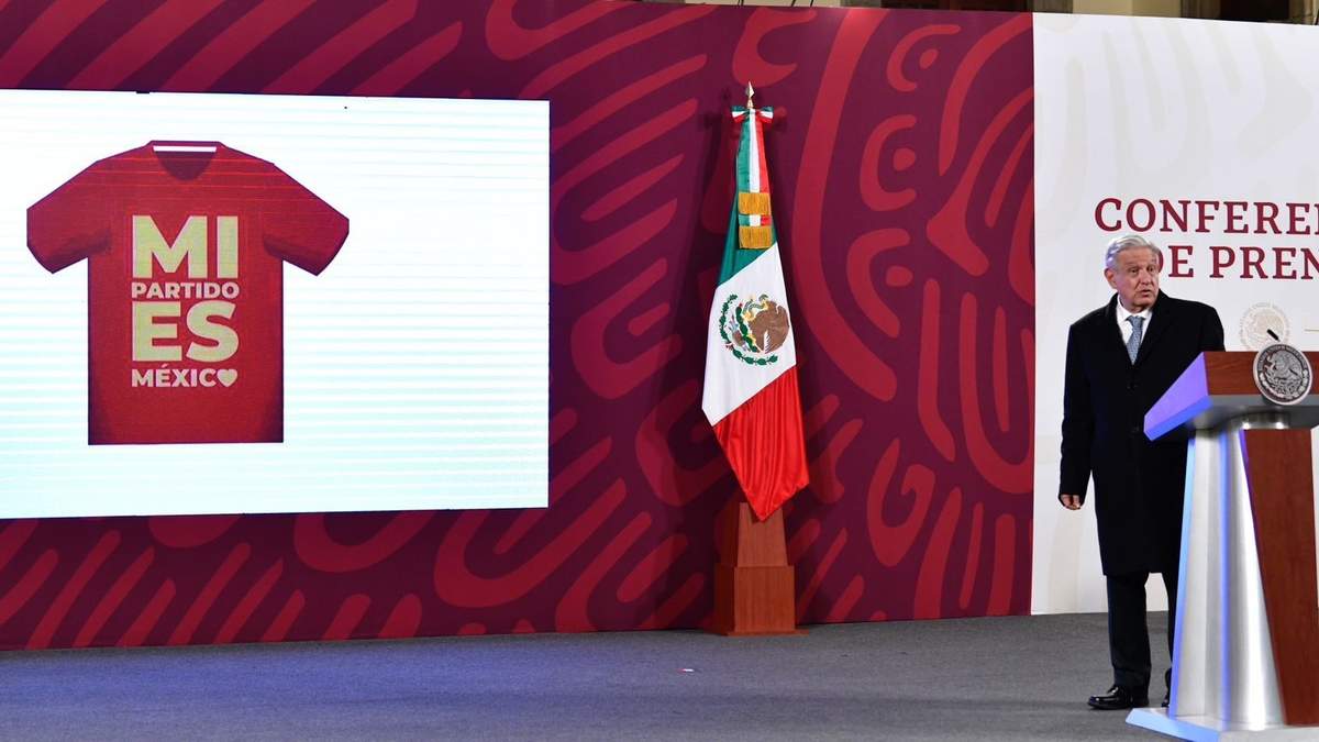 El presidente presentó el diseño del experto en moda