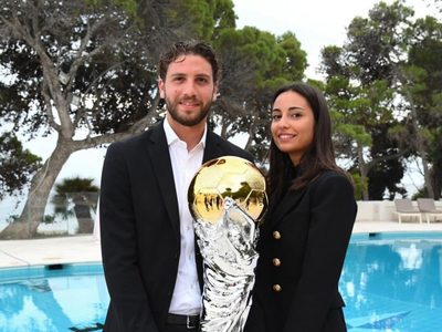 La nueva joya de Italia, Manuel Locatelli, festeja en los brazos de su bella novia Thessa Lacovich