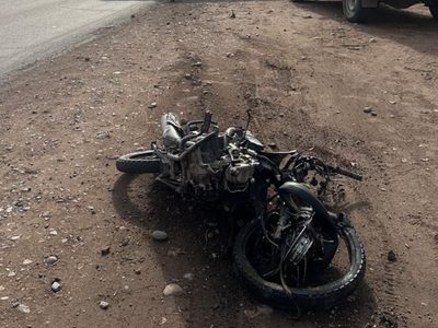 Un motociclista de 14 años murió al chocar contra un auto y una camioneta
