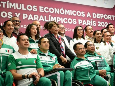 Delfina Gómez “placea” a José Ramón López Beltrán en un acto de gobierno