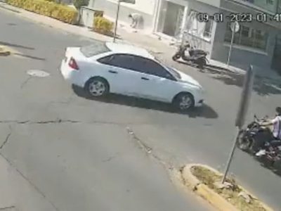 Captan en video el impactante choque de una motocicleta contra un automóvil