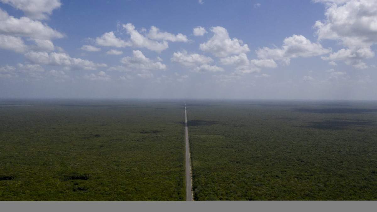 La carretera Chetumal-Cancún que pasa por un costado de la reserva de Sian Ka'an en Quintana Roo