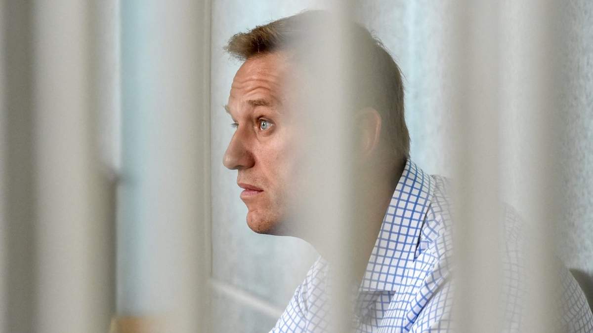 Imagen ilustrativa de Alexi Navalny tras las rejas de una prisión en Rusia. Fuente: (Twitter)