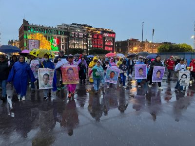 Bloques de concreto y vallas, símbolo de la ruptura entre el movimiento por Ayotzinapa y la 4T