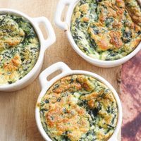 Souflé de espinacas, la receta más facil de todas para salir del paso con la elegancia de un chef