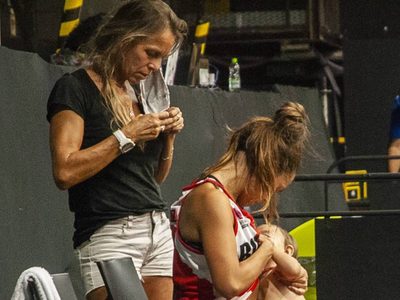 Basquetbolista amamanta a su bebé en el receso de un juego y la imagen da vuelta al mundo