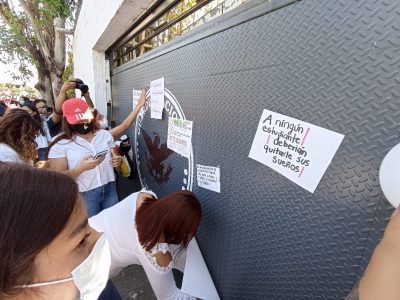 Estudiantes de la UG tapizan sede de la Guardia Nacional en repudio al ataque contra Ángel y Edith