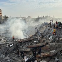 Israel bombardea edificios residenciales en campamento de refugiados en Gaza