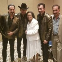 Los Tigres del Norte reciben la noticia de la muerte de su madre en pleno concierto (Video)