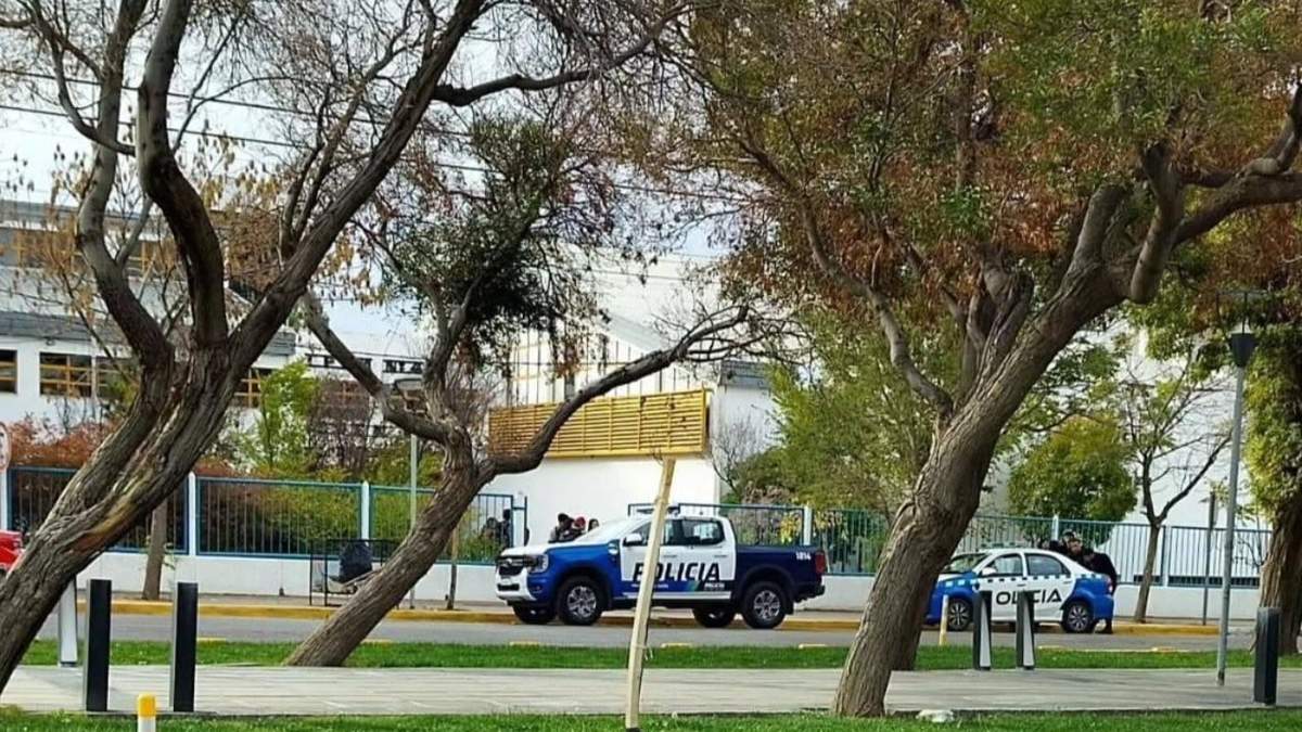 La policía acudió de inmediato ante la denuncia de las autoridades del CPEM. Fuente: (Facebook)