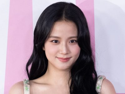 El look coquette de Jisoo con los accesorios de moda ideal para el verano