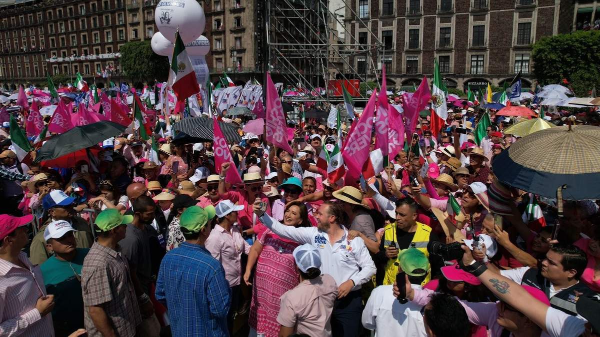 La "marea rosa" en el Zócalo de la CDMX