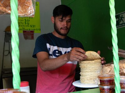 Productores achacan posible aumento de tortilla a acaparamiento de maíz de Segalmex