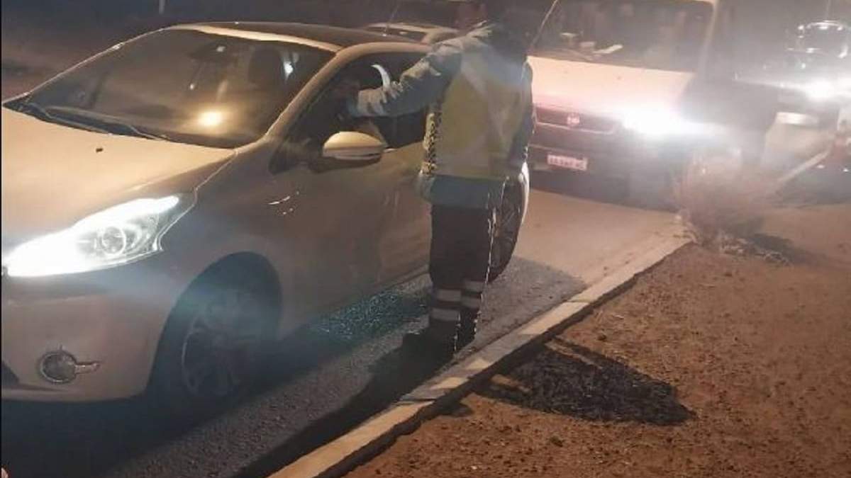Durante el operativo, los efectivos realizaron controles de alcoholemia. Fuente: (Centenario Digital)