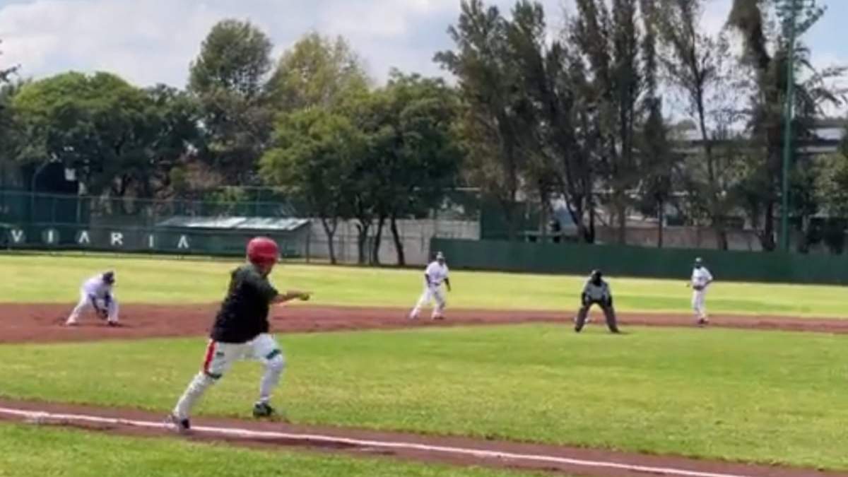 El presidente durante su partido de beisbol