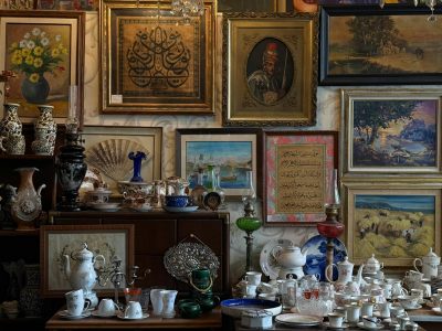 Convertí ese jarrón de cristal que heredaste de la abuela en el protagonista de tu decoración vintage