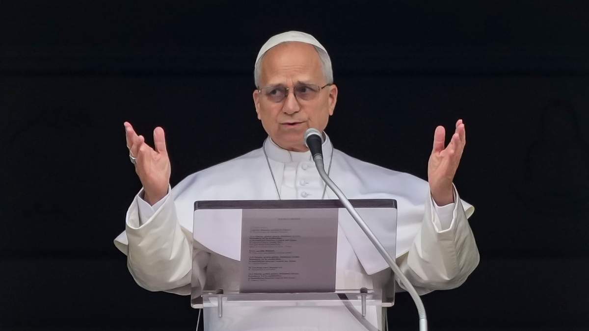 El papa León XIV aparece en la ventana de su estudio con vistas a la Plaza de San Pedro en el Vaticano, donde fieles católicos y peregrinos se reunieron para la tradicional bendición dominical al finalizar el rezo del Ángelus del mediodía