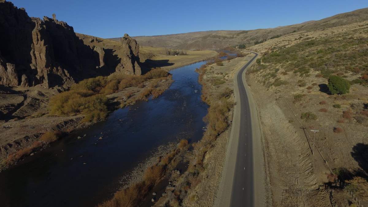 Pavimentación de la ruta provincial 23 en el tramo Puente sobre río Malleo-Puente sobre río Aluminé en Pilo Lil. Fuente: (Twitter).