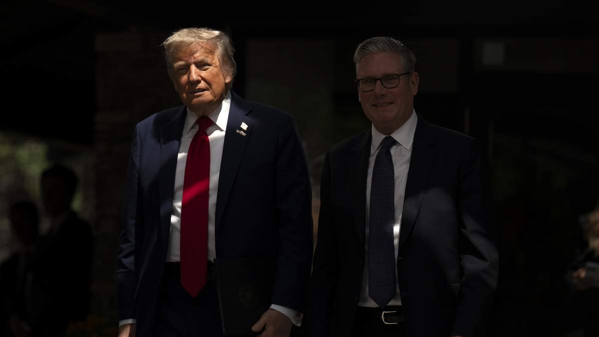 Donald Trump camina con el primer ministro británico Keir Starmer en el G7
