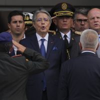 Presidente de Ecuador disuelve el Parlamento ante su posible destitución