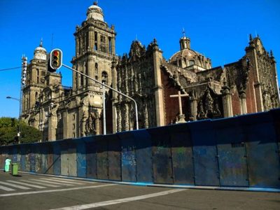 A cuatro días del 8M, blindan con vallas edificios y monumentos del Centro de la CDMX