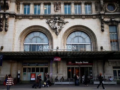 Detienen a un hombre que hirió a tres personas en una estación de París