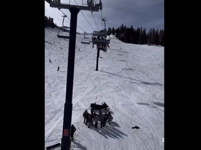 Joven de 16 años resbala del asiento de un telesquí (Video)