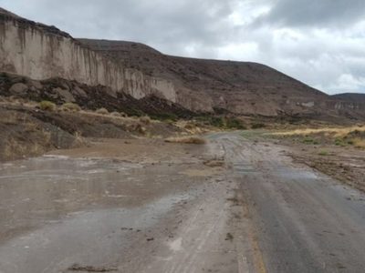 Alto riesgo en la Ruta 237 por un deslave de agua y barro cerca de Piedra del Águila