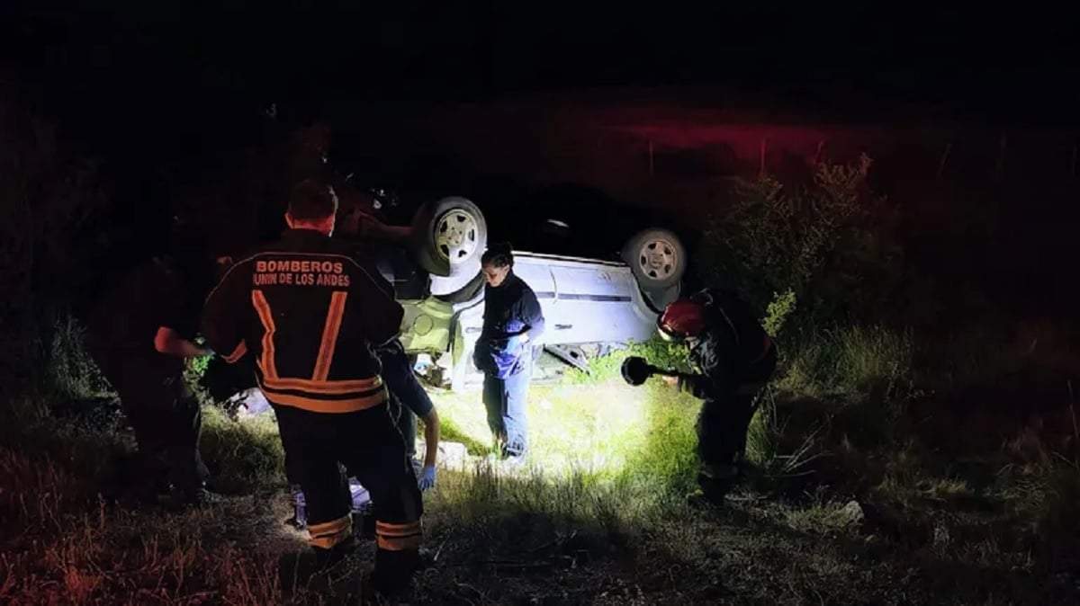 Bomberos de Junín de los Andes trabajaron en la extracción del cuerpo de la víctima fatal. Fuente: (LMNeuquén)
