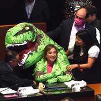 #JurassicPlan: Xóchitl Gálvez llega disfrazada de dinosaurio a la tribuna del Senado (Videos)