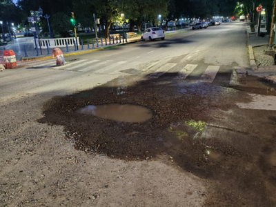 Vecinos alertan por un socavón en Ciudad
