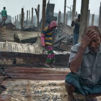 Un voraz incendio acaba con un campo de refugiados en Bangladesh