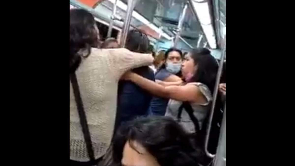 La pelea fue grabada por otra usuaria del Metro