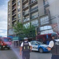 Un departamento explotó, se incendió y atemorizó a los vecinos de Neuquén Capital