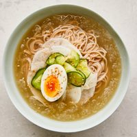 Naengmyeon: la receta de fideos fríos coreanos que sorprenderá a los comensales