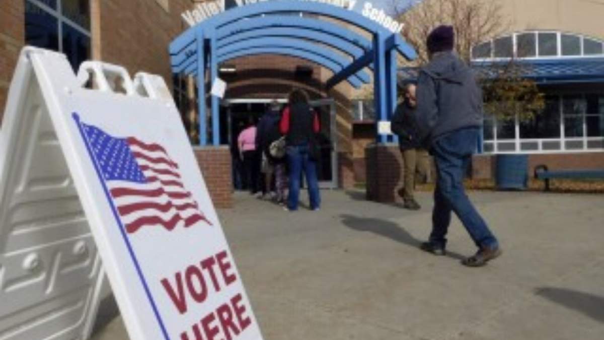 Votantes del condado de Pennigton se dirigen a las casillas en el gimnasio de la Escuela Primaria Valley View el día de la elección, el 5 de noviembre de 2024, en Rapid City, Dakota del Sur