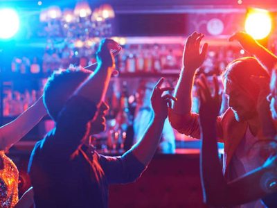 Los bares y discotecas en España dan marcha atrás con las aperturas