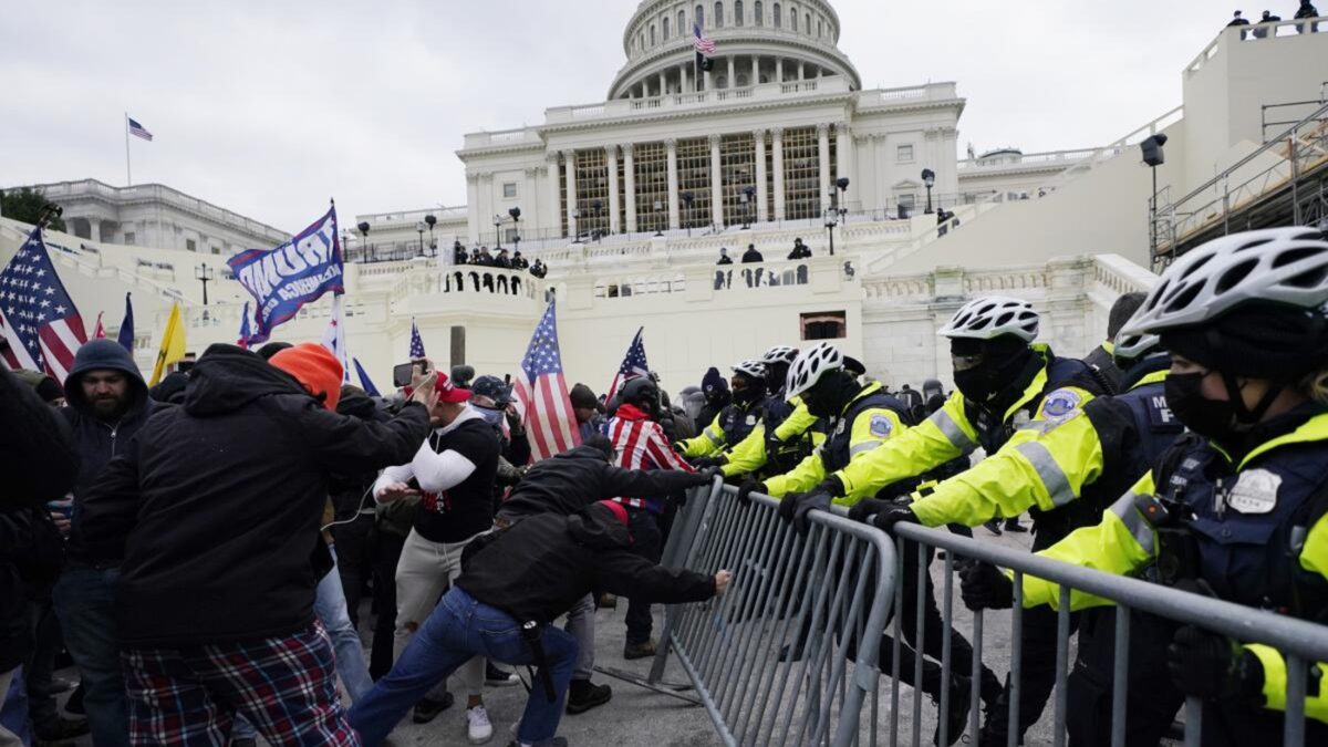 Insurrectos leales al entonces presidente Donald Trump tratan de romper una barrera policial el miércoles 6 de enero de 2021 en el Capitolio, en Washington