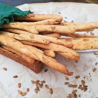 Grisines de avena, queso y cebolla con pocos ingredientes e ideales para la merienda