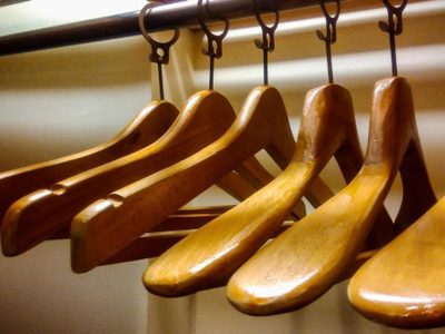 No tirés las perchas de madera rotas: mirá cómo podés reutilizarlas y crear el velador más fabuloso