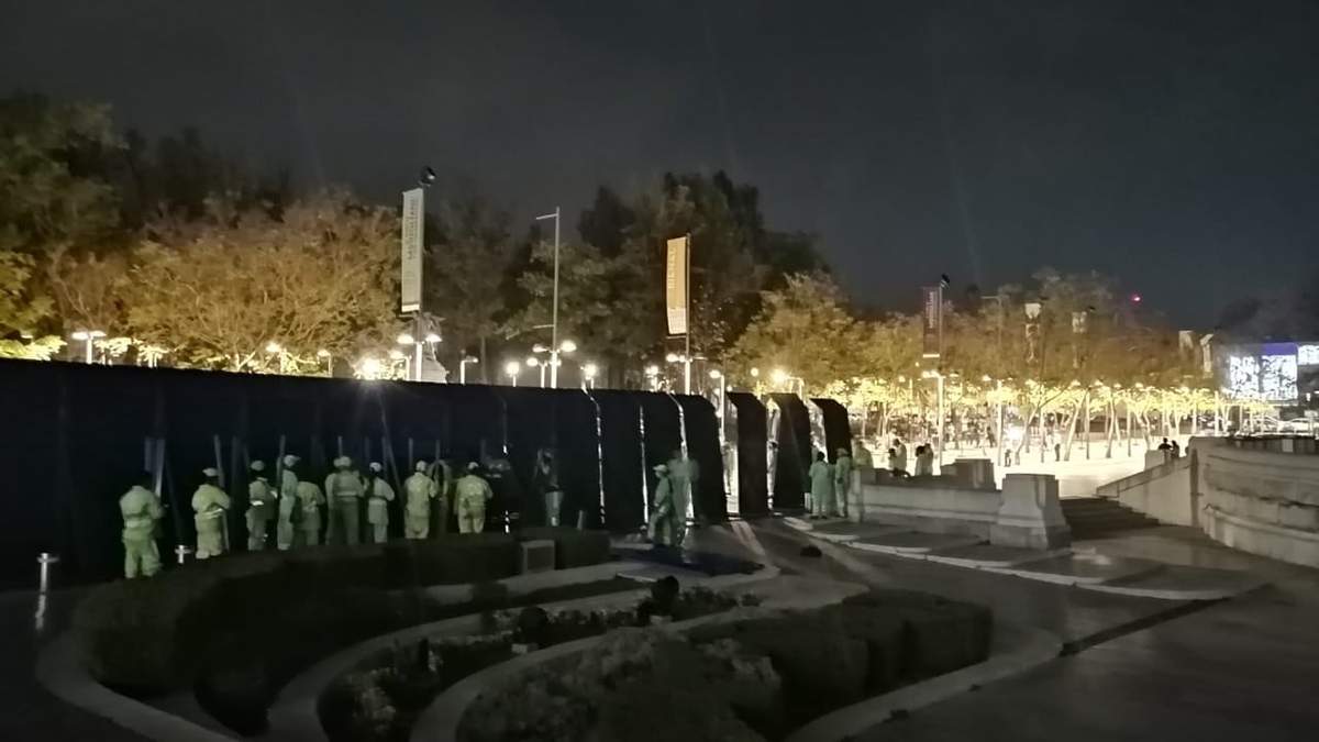 Desde temprana hora comenzó la instalación de vallas frente a Bellas Artes