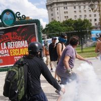 Reforma laboral: manifestantes y policías se enfrentaron afuera del Congreso