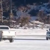 Sancionarán a conductores que derraparon con sus camionetas sobre la superficie congelada de la laguna Corazón